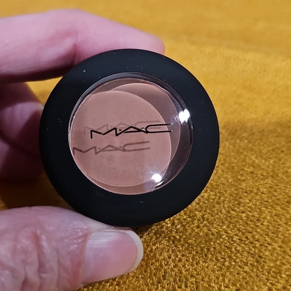 MAC POWDER KISS EYESHADOW- MY TWEEDY
